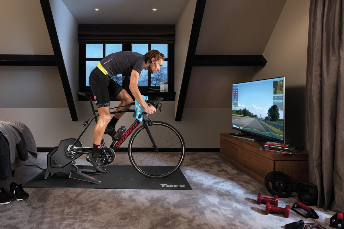 Cyklotrenažér Tacx Flux S Smart a podložka na tlmenie zvuku a vibrácií